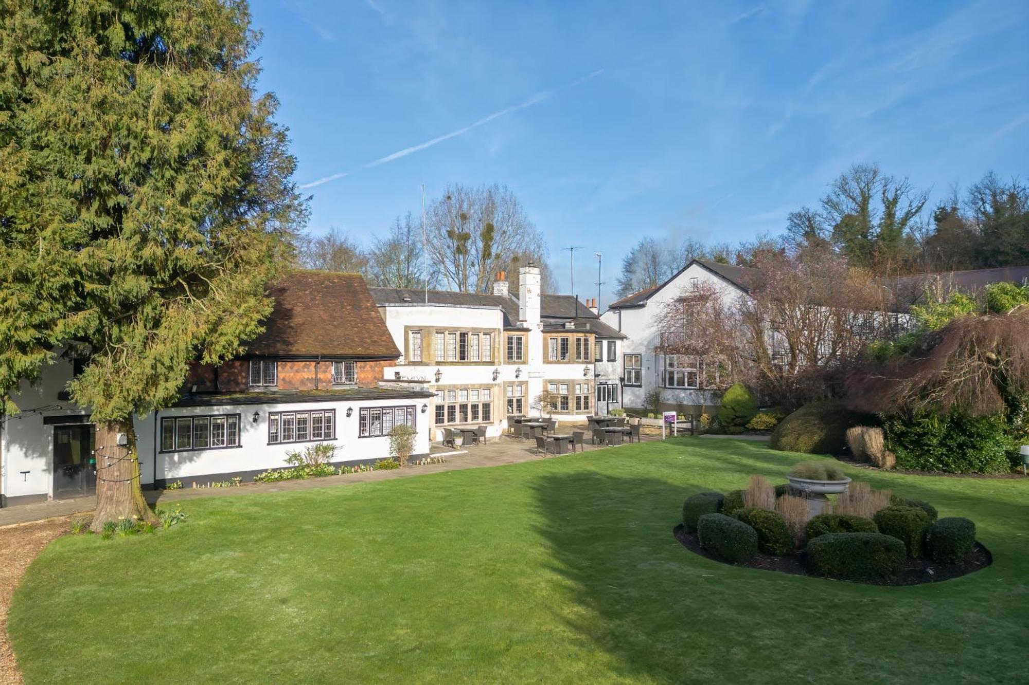 Sunday Box Hill Burford Bridge Hotel Dorking Exterior foto