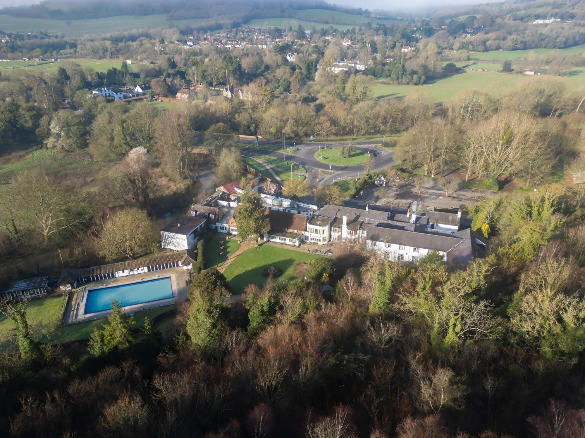 Sunday Box Hill Burford Bridge Hotel Dorking Exterior foto