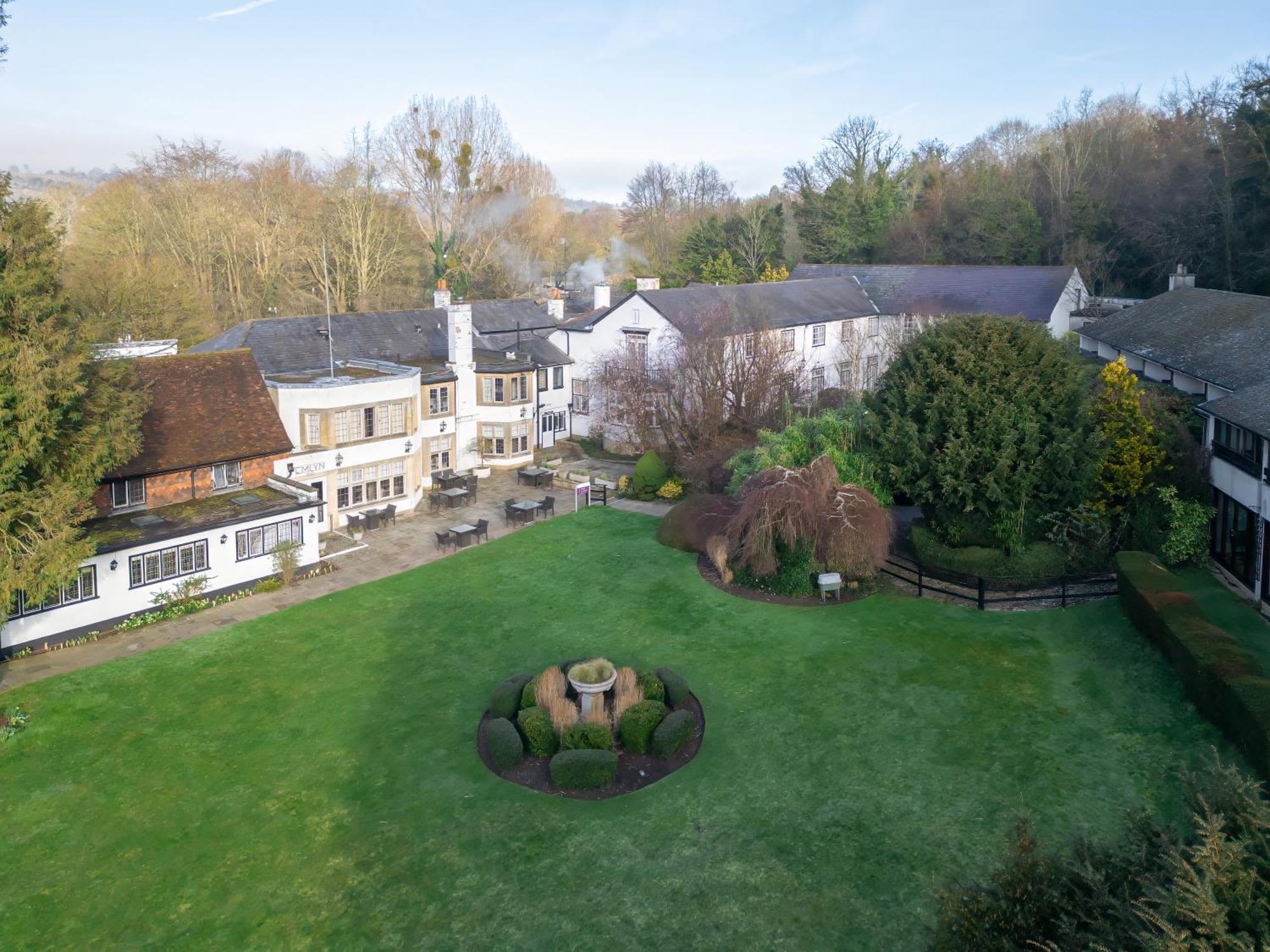 Sunday Box Hill Burford Bridge Hotel Dorking Exterior foto