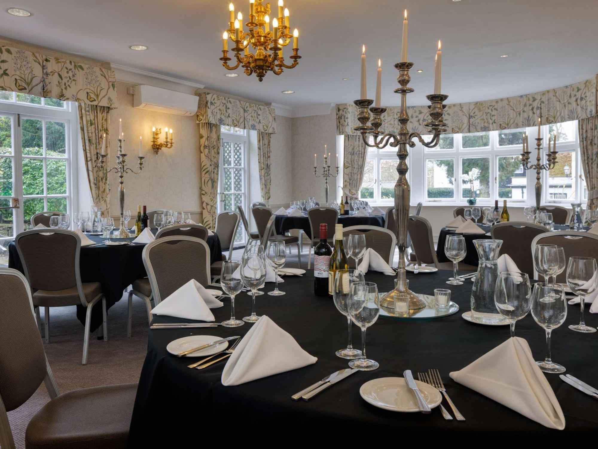 Sunday Box Hill Burford Bridge Hotel Dorking Exterior foto