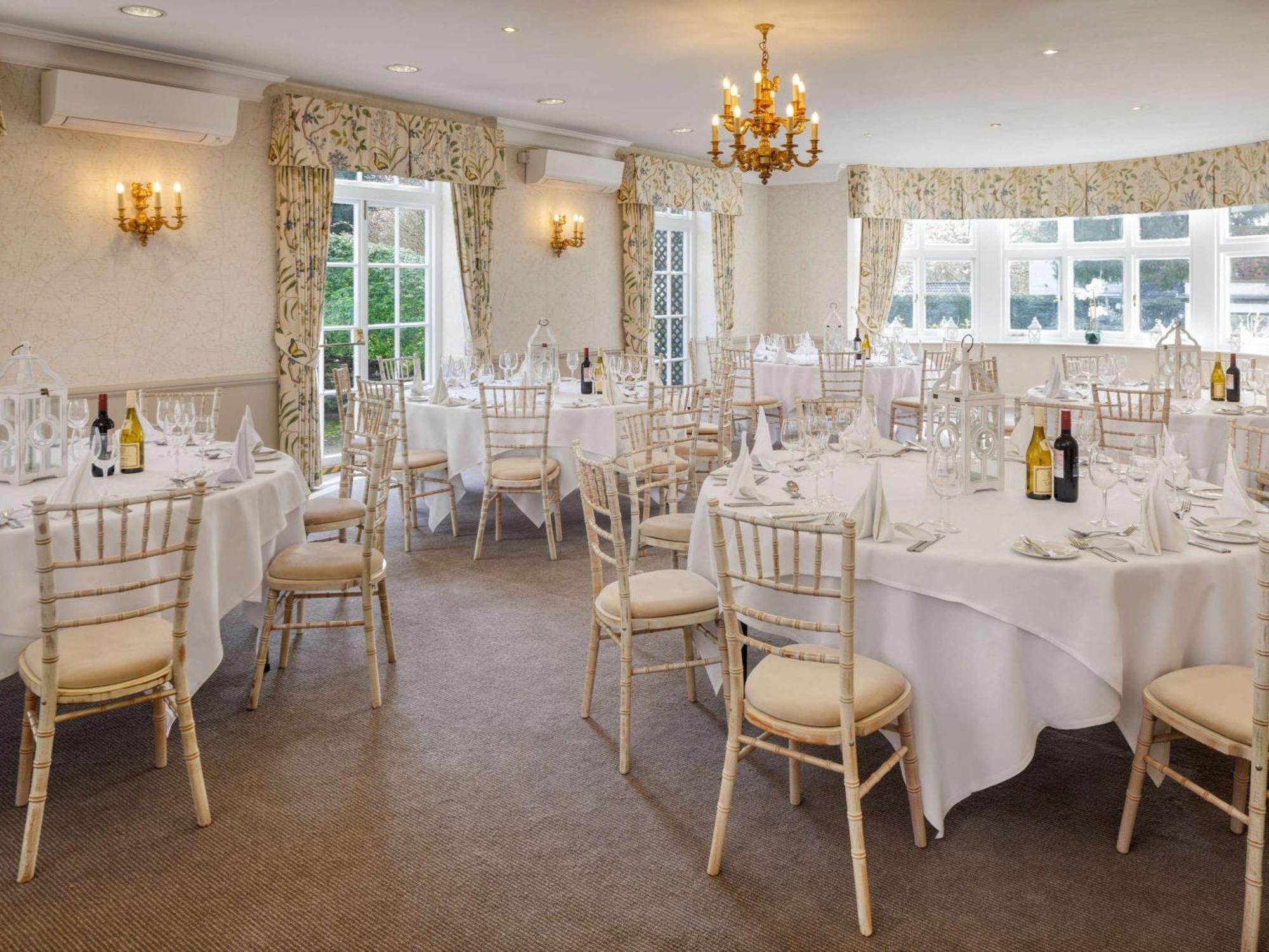 Sunday Box Hill Burford Bridge Hotel Dorking Exterior foto