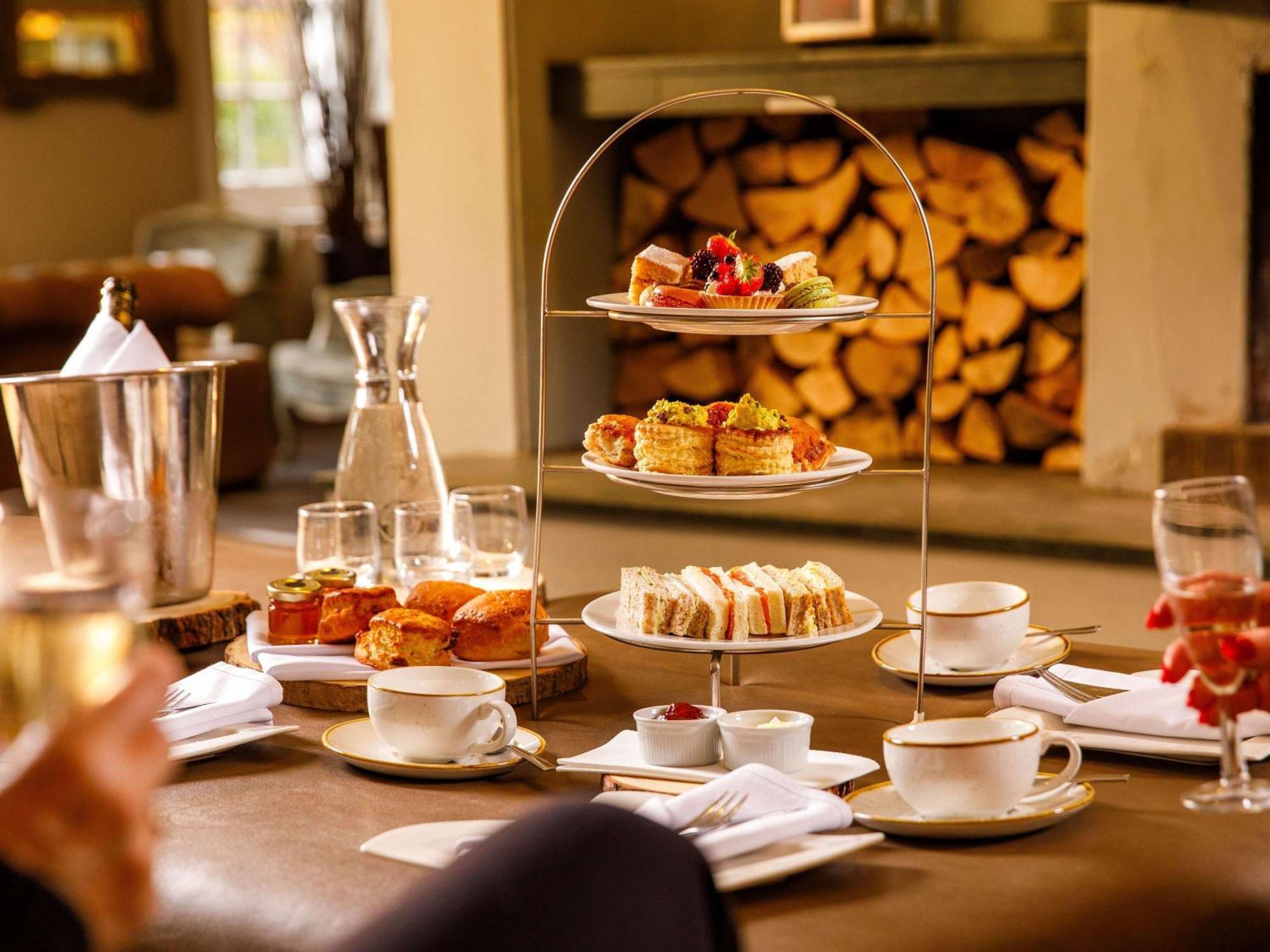 Sunday Box Hill Burford Bridge Hotel Dorking Exterior foto