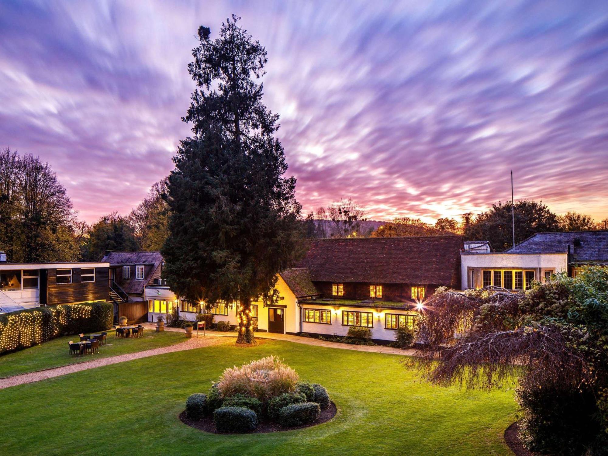 Sunday Box Hill Burford Bridge Hotel Dorking Exterior foto