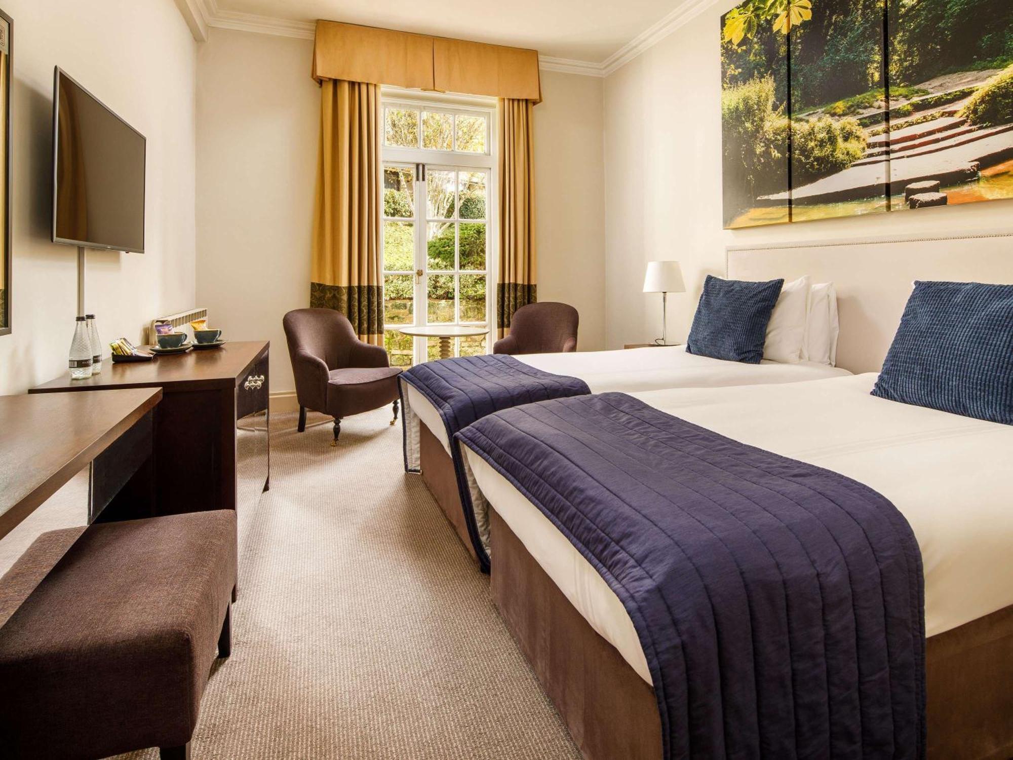 Sunday Box Hill Burford Bridge Hotel Dorking Exterior foto